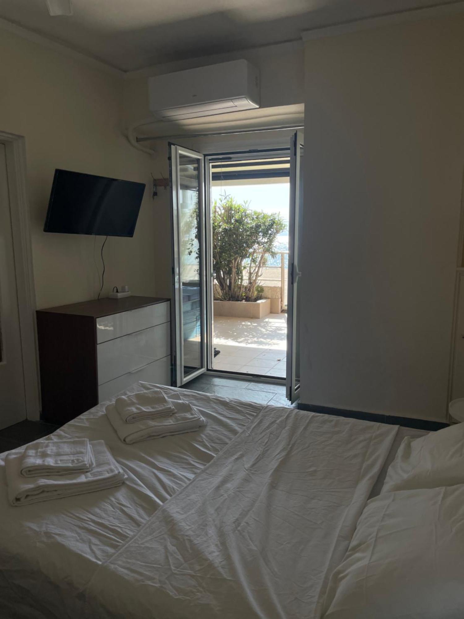 Sea La Vie - Beachfront Retreat Лутраки Екстериор снимка