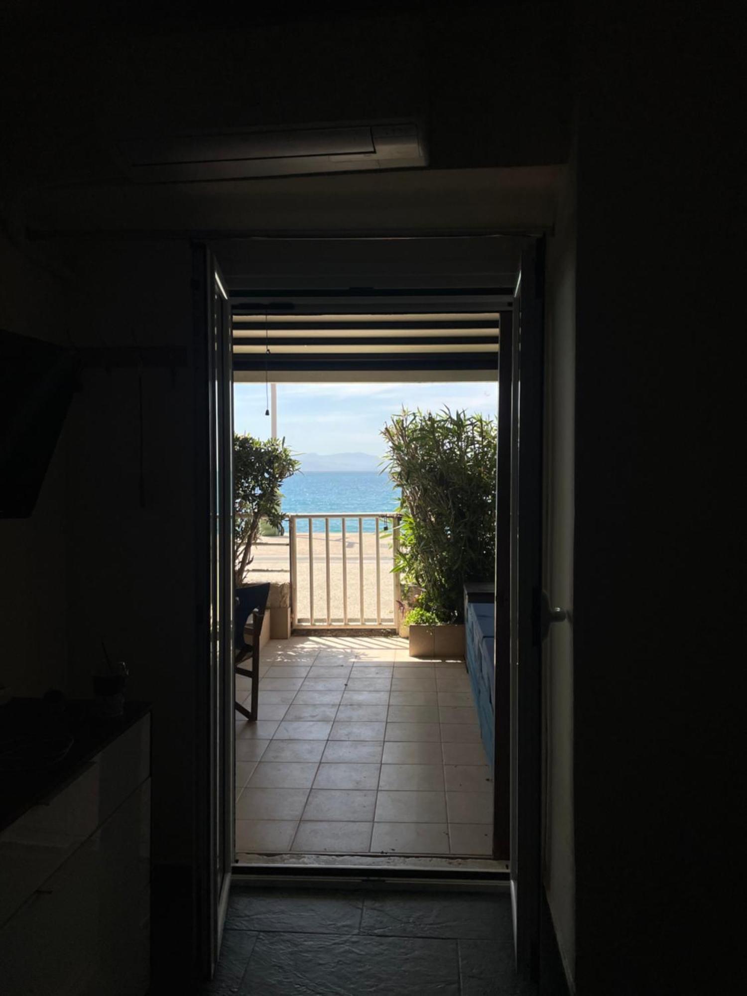 Sea La Vie - Beachfront Retreat Лутраки Екстериор снимка