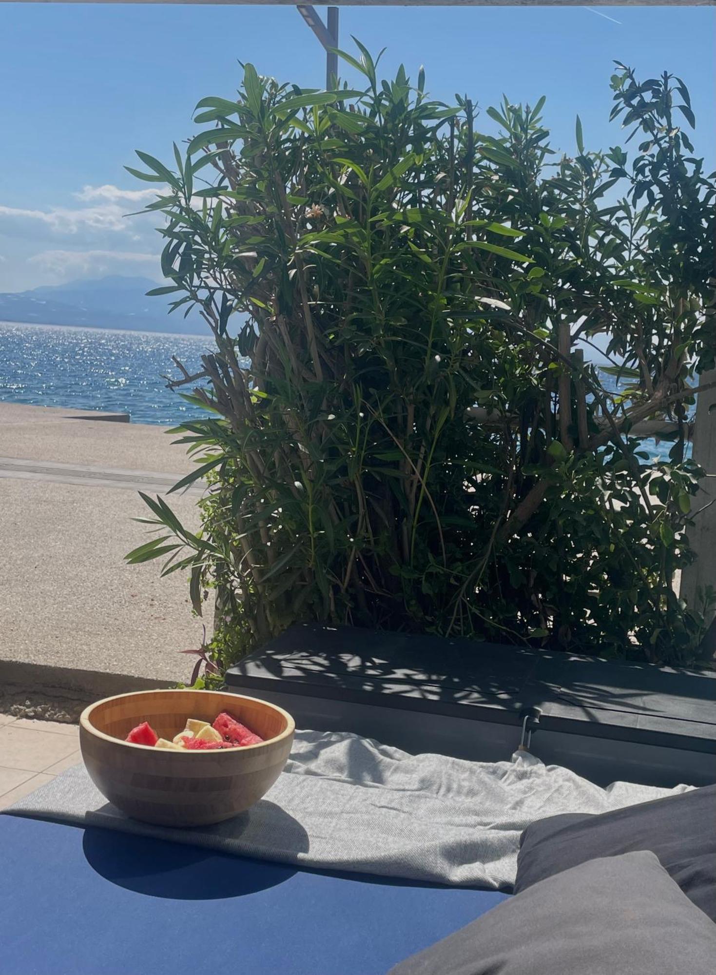 Sea La Vie - Beachfront Retreat Лутраки Екстериор снимка