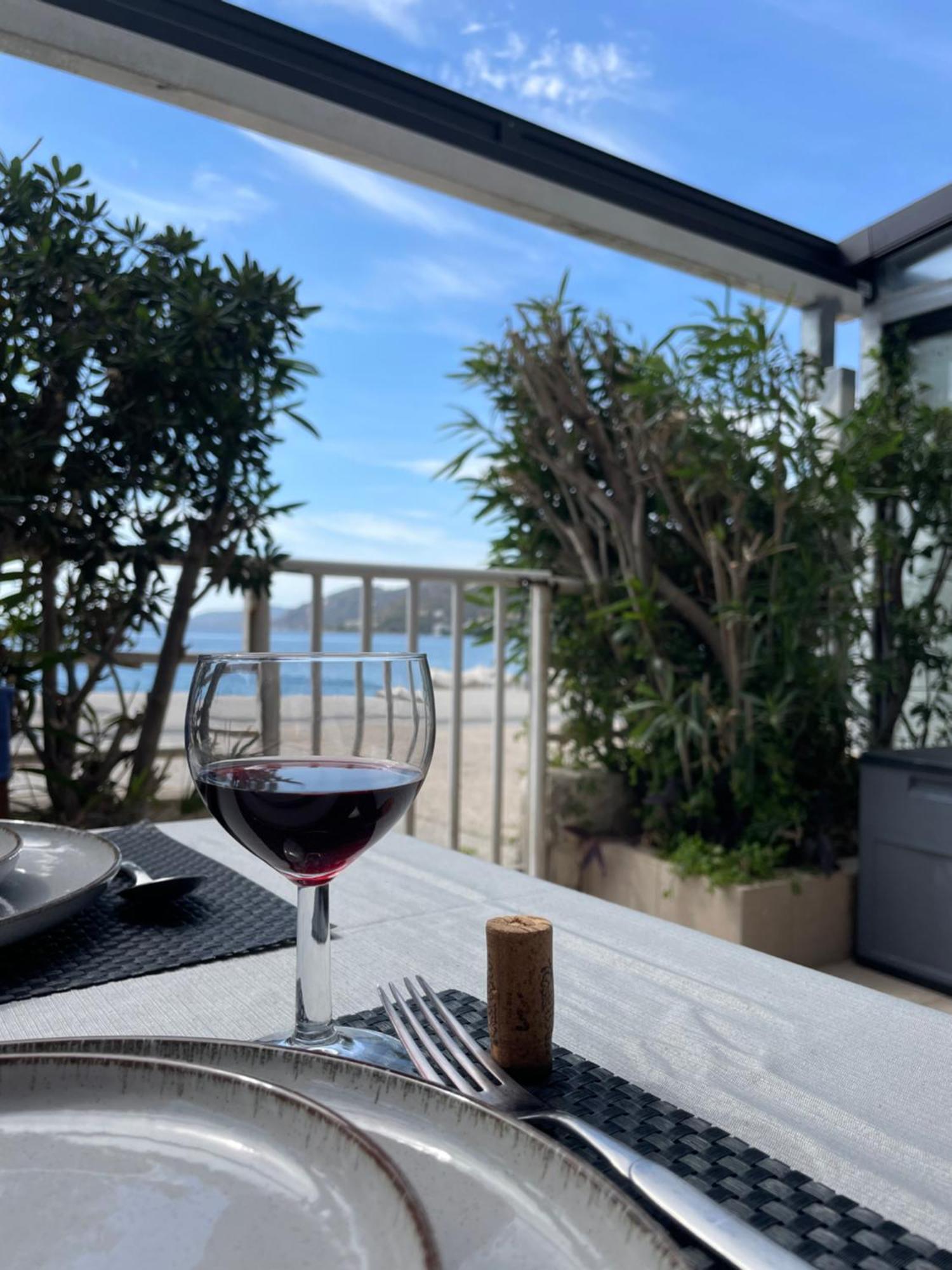 Sea La Vie - Beachfront Retreat Лутраки Екстериор снимка