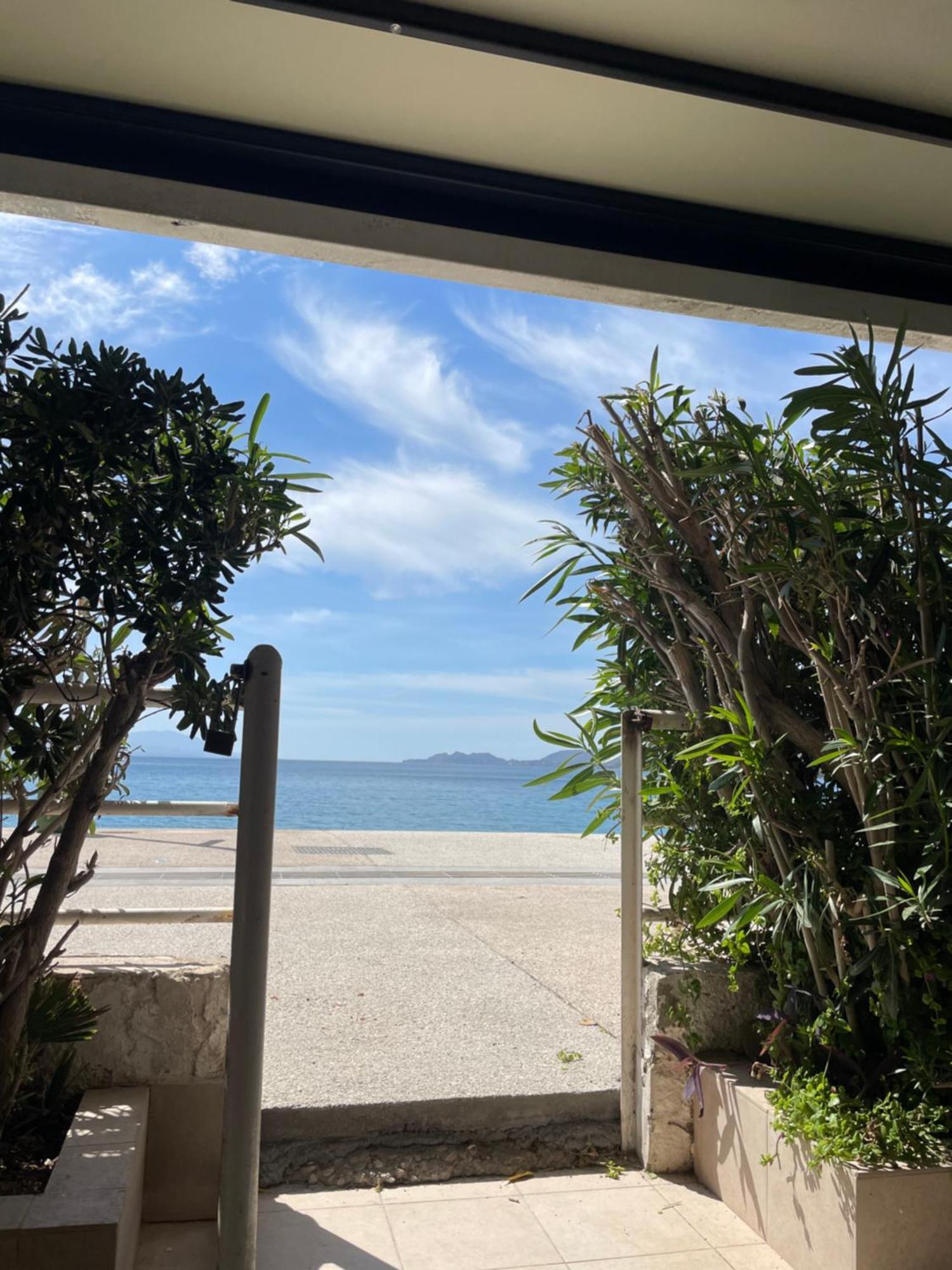 Sea La Vie - Beachfront Retreat Лутраки Екстериор снимка