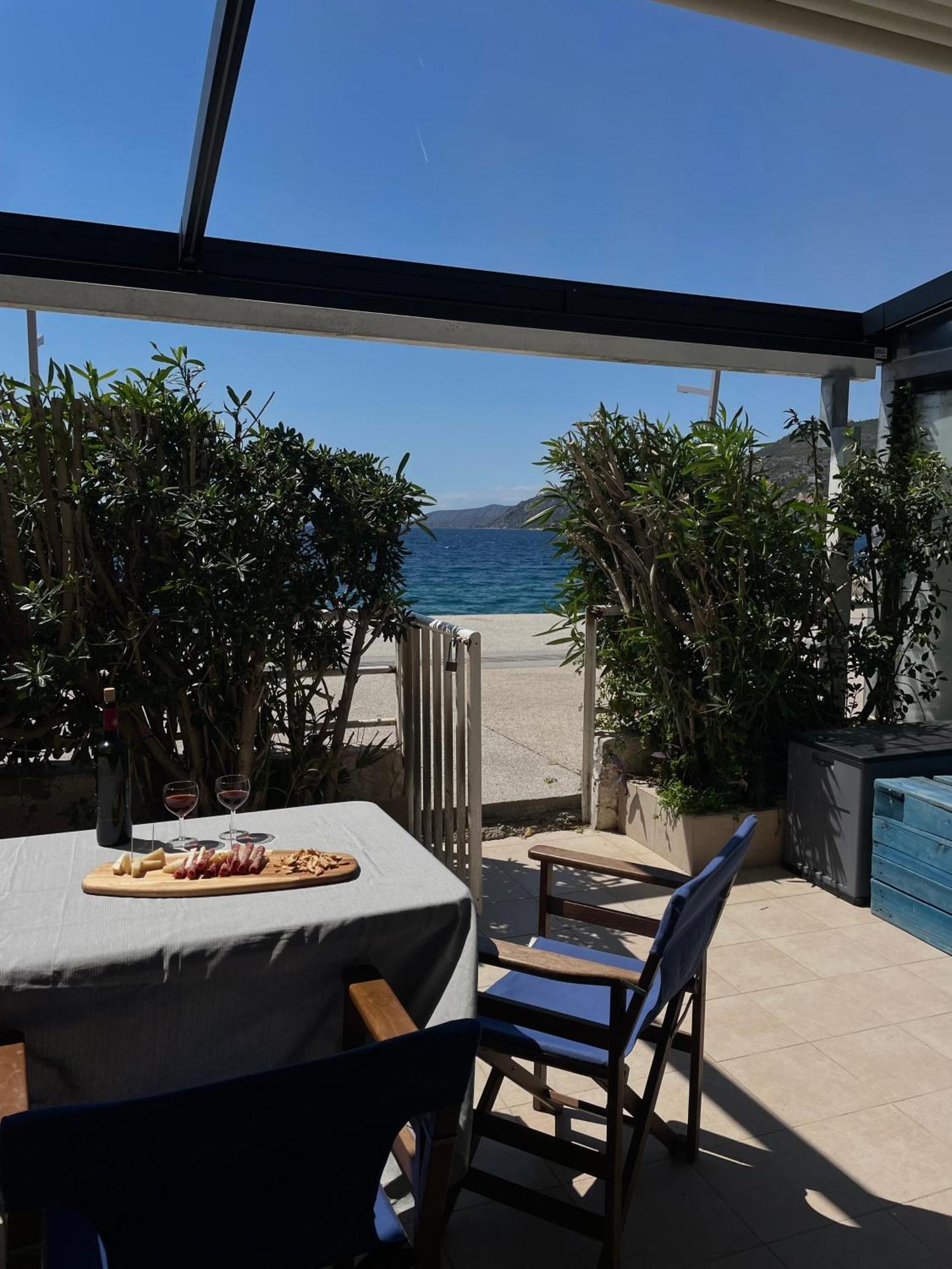 Sea La Vie - Beachfront Retreat Лутраки Екстериор снимка
